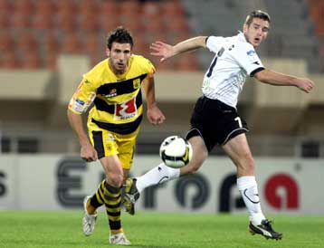 Κοντά στην ΑΕΚ ο Καράμπελας, μια ανάσα και από τον Φωτάκη