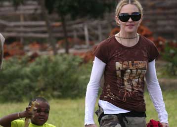 Αναβάλλεται η απόφαση στο αίτημα της Μαντόνα για υιοθεσία παιδιού από το Μαλάουι