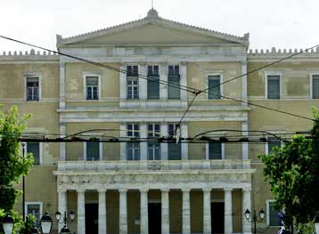 Διαμάχη στη Βουλή για την εισοδηματική πολιτική του 2009