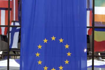 Οι οικονομικές απολαβές των Ευρωπαίων επιτρόπων στο προσκήνιο λόγω της κρίσης