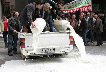 Συγκέντρωση των κτηνοτρόφων έξω από το υπουργείο Αγροτικής Ανάπτυξης