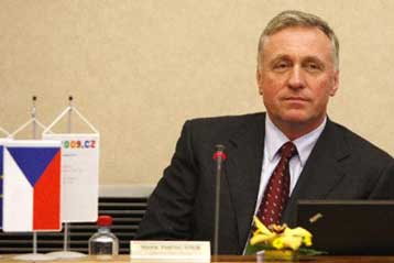 Υπερκομματική κυβέρνηση τεχνοκρατών θα οδηγήσει την Τσεχία σε πρόωρες εκλογές