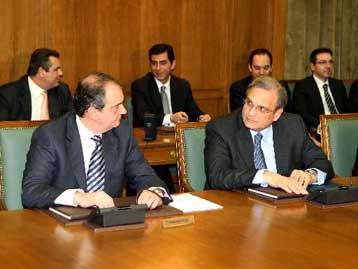 Έτοιμη για σκληρά μέτρα «ασχέτως πολιτικού κόστους» δηλώνει η κυβέρνηση