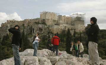Στήριξη από ΠΑΣΟΚ και ΛΑΟΣ στην τροπολογία του ΥΠΠΟ για τους συμβασιούχους