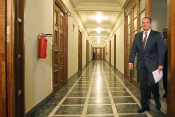 H απόδραση Παλαιοκώστα ανατρέπει προσωρινά τους εκλογικούς σχεδιασμούς του Μαξίμου