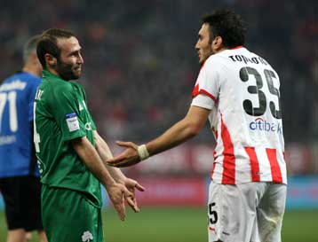 Ολυμπιακός και Παναθηναϊκός ντύθηκαν… άσφαιροι καουμπόηδες στο «Καραϊσκάκη»