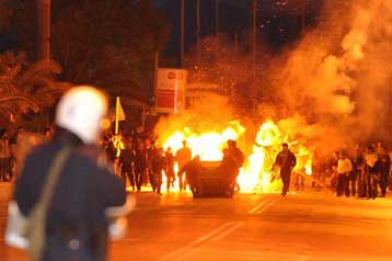 Συμπλοκές οικονομικών μεταναστών με αστυνομικούς στην Πάτρα
