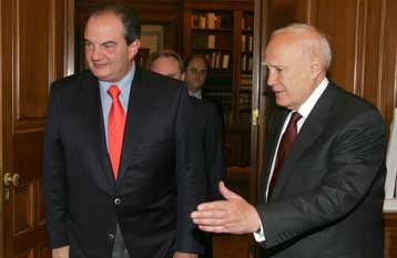 Ανησυχία στο Μαξίμου για τις «αναπάντεχες» εξελίξεις στην οικονομία