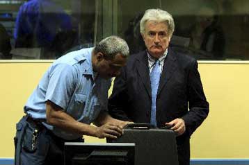 Επιμένει στην αμφισβήτηση του ICTY ο Ράντοβαν Κάρατζιτς