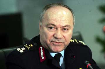 Παραμένει στην ηγεσία της ΕΛ.ΑΣ. ο Βασίλης Τσιατούρας