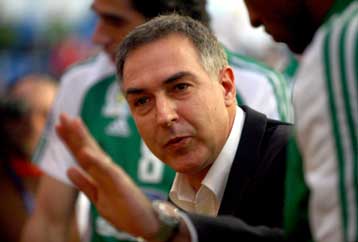 Παραμένει στο… τιμόνι του Παναθηναϊκού ο Αλέκος Λεώνης