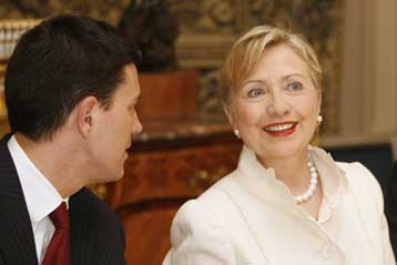 «Σε σοβαρό πλαίσιο» να τεθούν οι συνομιλίες για την αντιπυραυλική ζητά η Κλίντον