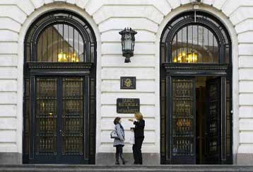 «Παραπλανητικές» οι εκθέσεις λένε πέντε τράπεζες της ανατολικής Ευρώπης