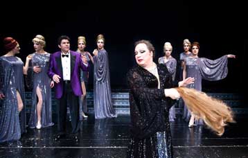 Ξεκινούν στις 6 Μαρτίου οι παραστάσεις για το «Κλουβί με τις Τρελές» στο Παλλάς