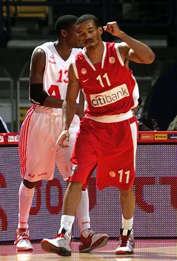 Πρόκριση για τον Ολυμπιακό, ήττα για τον Παναθηναϊκό