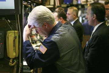 Ελεύθερη πτώση των δεικτών στη Νέα Υόρκη σε χαμηλά 12 ετών