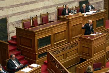 Στη Βουλή η συνέχεια της κόντρας Καραμανλή – Παπανδρέου για την οικονομική κρίση