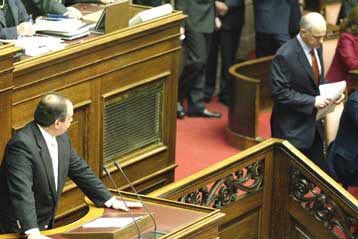 Σύγκρουση Καραμανλή – Παπανδρέου για τη συναίνεση στην αντιμετώπιση της κρίσης