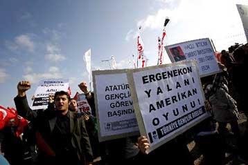 Δημοσιογράφος κεμαλικής εφημερίδας προφυλακίστηκε για συμμετοχή στην Εργκένεκον