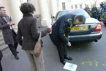 «Πράσινη» επίθεση κατά… μέτωπο στον Βρετανό υπουργό Επιχειρήσεων