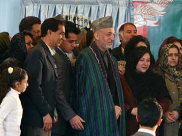 Πρόεδρος μέχρι τις εκλογές του Αυγούστου επιθυμεί να παραμείνει ο Χ.Καρζάι