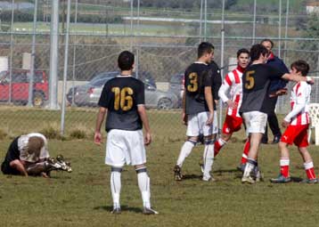 Πέτρες και ξύλο στο ντέρμπι των Νέων μεταξύ ΠΑΟΚ και Ολυμπιακού