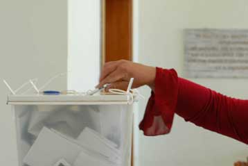 Διήμερο ευρωδημοψήφισμα στον ΣΥΝ με μάχη Παπαδημούλη-Χουντή για την πρωτιά