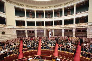 Σταθερά μπροστά στα γκάλοπ το ΠΑΣΟΚ, μειώνεται η «ψαλίδα» για τις ευρωεκλογές