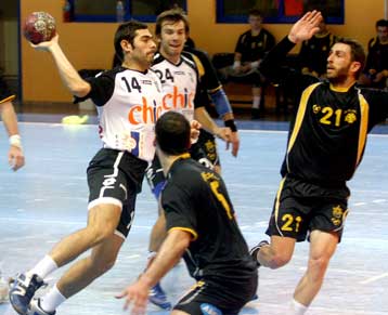 Ισοπαλία για ΠΑΟΚ και Διομήδη με… ιπτάμενα αντικείμενα, ήττα της ΑΕΚ