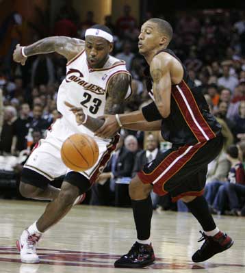 Νίκη των Καβαλίερς επί του Μαϊάμι, τριπλ νταμπλ ο ΛεΜπρόν