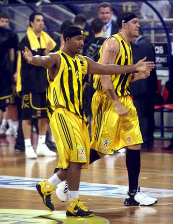 Με ηγέτη τον Κλαρκ ο Αρης απέφυγε το… χαρακίρι στα Πατήσια