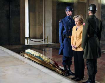 Με αναφορές στα περί αποκλεισμού των Τουρκοκυπρίων οι επαφές της Κλίντον στην Αγκυρα