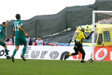 Ο Ογκουνσότο έδωσε το «φιλί της ζωής» στον Εργοτέλη μέσα στη Φυλή