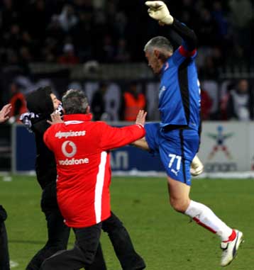 Πολιορκία, συλλήψεις και φ.α. που «καίει» ΠΑΟΚ και Νικοπολίδη