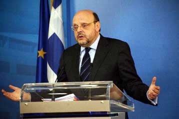 Μαίνεται η κόντρα μεταξύ κυβέρνησης και ΠΑΣΟΚ για εκλογολογία και «συναίνεση»