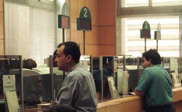 «Φουσκωμένες» δόσεις δανείων παρά τη μείωση επιτοκίων καταγγέλει η ΕΚΠΟΙΖΩ