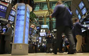 Νέα πτώση στη Νέα Υόρκη, διακυμάνσεις στην Ευρώπη τη Δευτέρα