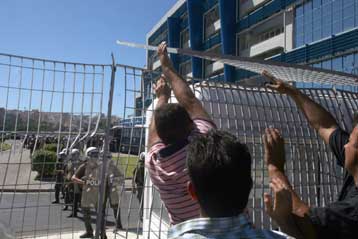 Επεισόδια μεταξύ εργατοτεχνιτών και λιμενικών στο υπουργείο Εμπορικής Ναυτιλίας