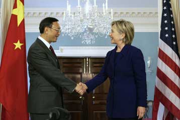 Να αποφευχθούν στο μέλλον ναυτικά επεισόδια συμφώνησαν Κλίντον και Γιανγκ