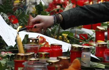 Θρήνος, οργή και ερωτήματα στη Γερμανία για το μακελειό στο Γυμνάσιο Αλμπερτβιλ