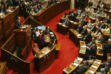 Σε υψηλούς τόνους η συζήτηση για την εξωτερική πολιτική στη Βουλή