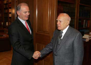 Συνάντηση Παπούλια – Προβόπουλου για την πορεία της οικονομίας