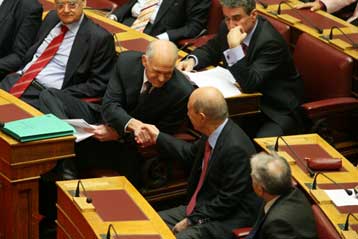 Για «δυσκολίες που ξεπεράστηκαν» μίλησε ο Κ.Σημίτης μετά το τετ-α-τετ με Παπανδρέου