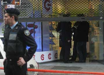 Αναπάντητα ερωτήματα για τις συνθήκες θανάτου της υπαλλήλου στον Βύρωνα