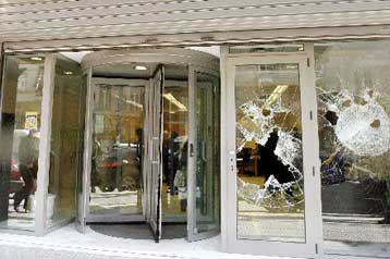 Μπαράζ επιθέσεων με πέτρες και ξύλα σε τράπεζες στη Θεσσαλονίκη