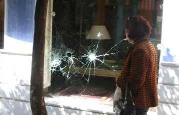 Ομάδες νεαρών τα έκαναν γυαλιά-καρφιά σε Αθήνα και Θεσσαλονίκη