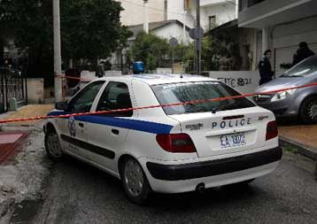 Από τα πυρά του ληστή φέρεται να σκοτώθηκε η υπάλληλος του καταστήματος στο Βύρωνα