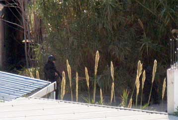 Συνελήφθη ο κακοποιός που είχε καταφύγει σε αποθήκη στον Πειραιά