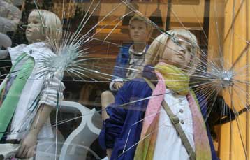 Οργισμένη αντίδραση του Εμπορικού Συλλόγου για τα επεισόδια στην Αθήνα