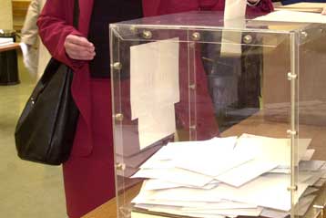 Παγιωμένο προβάδισμα του ΠΑΣΟΚ έναντι της ΝΔ αποτυπώνουν νέα γκάλοπ